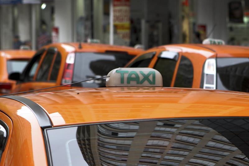 A Prefeitura também reforçou o apoio ao setor de transporte comercial, com a remissão de R$ 4,36 milhões em outorgas devidas por taxistas (R$ 3,7 milhões) e concessionários do transporte escolar (R$ 663 mil) referentes a 2021..  Foto: Luiz Costa/SMCS(arquivo)