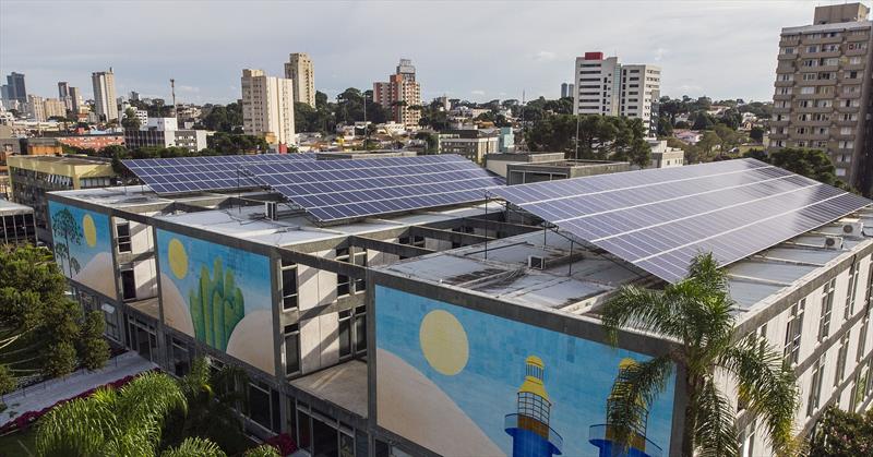 Curitiba reafirma compromisso com Pacto Global das Nações Unidas e apresenta seus resultados em quatro anos. - Na imagem, Painéis solares instalados no teto da Prefeitura.  Foto: Pedro Ribas/SMCS