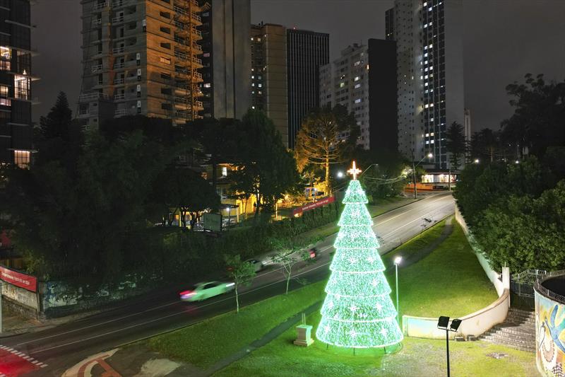 Árvore de Natal próximo ao Asilo São Vicente.
Curitiba, 14/12/2022.
Foto: José Fernando Ogura/SMCS