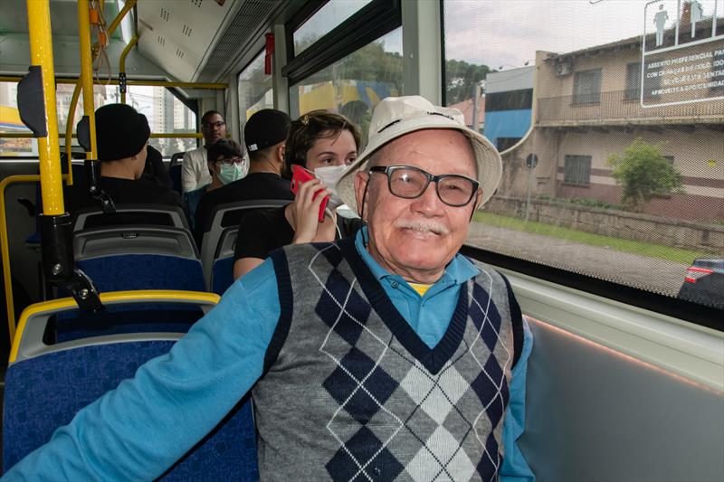 O aposentado João Aguiar aprovou o ônibus elétrico testado em Curitiba
Pagamento com cartões de débito e crédito. Curitiba, 14/09/2022.
Foto: Levy Ferreira/SMCS
