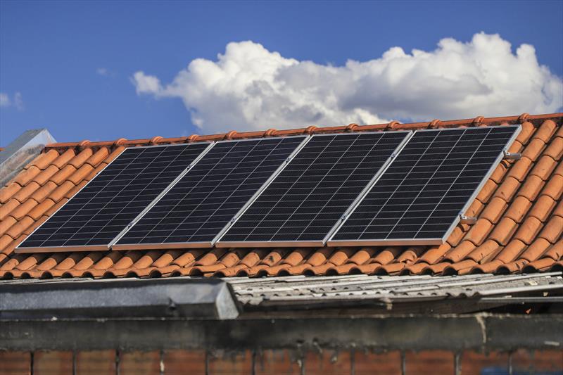 Instalação de painéis solares do Programa Cohab Solar, no conjunto Bela Vista da Ordem, no Tatuquara.
Curitiba, 09/11/2022.
Foto: José Fernando Ogura/SMCS
