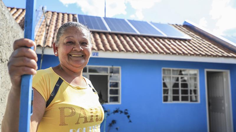 A servente de limpeza Neide Francisca Lourenço, 60 anos, recebeu um painel fotovoltaico em sua casa na Vila Bela Vista da Ordem.
Curitiba, 09/11/2022
Foto: José Fernando Ogura/SMCS