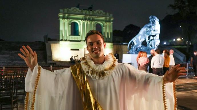 O ator Matheus Gimenez, que interpretou um dos anjos da Ópera da Cura no Memorial Paranista, foi um dos artistas contratados durante a programação natalina de Curitiba. Foto: Daniel Castellano / SMCS