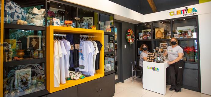 A curadoria das lojas #CuritibaSuaLinda abre um edital, para o setor criativo interessado em ter seus produtos aprovados para comercialização nas lojas mais típicas da cidade. Foto: Daniel Castellano / SMCS