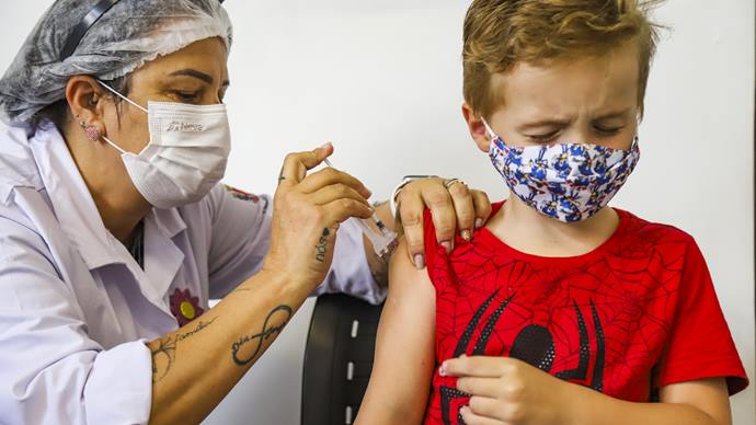 Crianças nascidas em 2016 receberam a vacina contra a COVID-19 na Unidade de Saúde Mãe Curitibana na tarde de hoje. - Vacinação infantil - Curitiba, 08/02/2022 - Foto: Daniel Castellano / SMCS