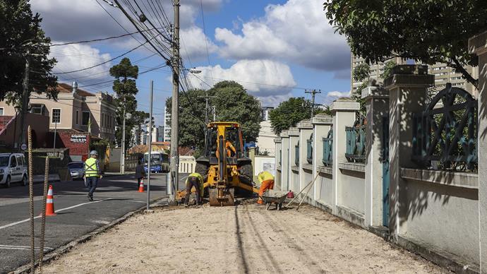 Tem início a segunda etapa de obras para acessibilidade de calçadas na Rua Kellers.
Curitiba, 19/04/2022. Foto: Hully Paiva/SMCS