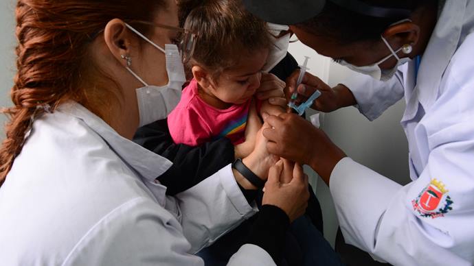 Dia D de vacinação contra a gripe e sarampo para crianças de 6 meses a menores de 5 anos, na Unidade de Saúde Mãe Curitibana. Na imgaem, a menina Isis. Curitiba, 30/04/2022. Foto: Levy Ferreira/SMCS