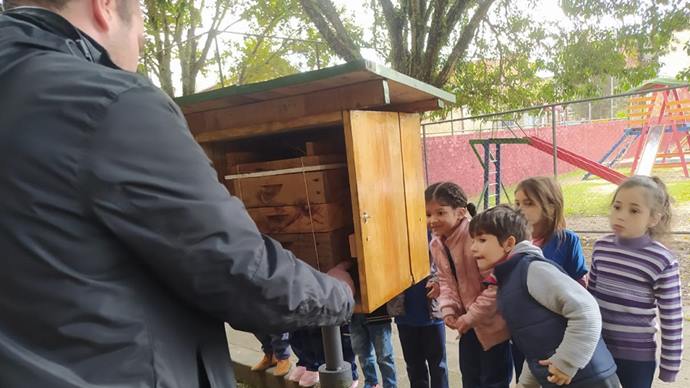 Instalação de caixas de abelhas nativas em 12 hortas urbanas pelo programa Jardins de Mel. - Curitiba, 06/05/2022 - Foto: Divulgação / SMCS