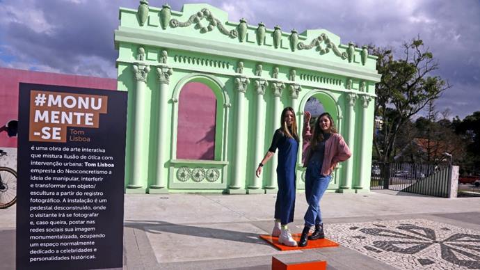 Nova instalação do Memorial Paranista transforma visitantes em “monumento”.
Foto: Cido Marques/SMCS