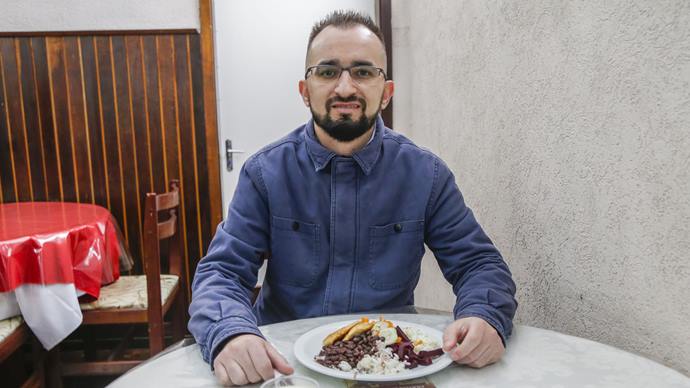 Para almoçar durante a semana, André Felipe Zílio da Silva encontrou um restaurante próximo de seu trabalho que oferece alimentos diversificados e seguros para celíacos. Curitiba, 04/05/2022. Foto: Pedro Ribas/SMCS