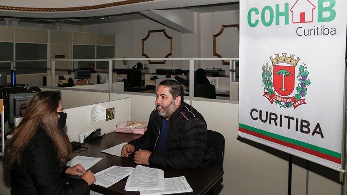Compareceram na sede da Cohab, inscritos para assinar contratos de aquisição de imóveis.
Curitiba, 23/05/2022.
Foto: Rafael Silva