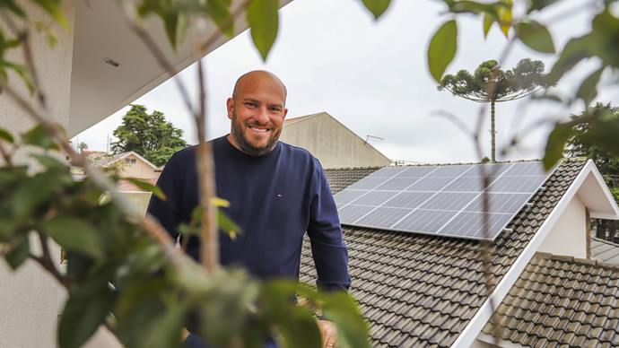 Fernando Kayser investiu em geração de energia solar instalando paineis fotovoltaicos no telhado de sua residência - Curitiba, 31/05/2022 - Foto: Daniel Castellano / SMCS