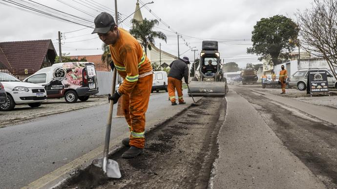 Equipe trabalha na manutenção da Rua Carlos Laet, no Boqueirão: trabalho permanente na cidade.
Curitiba, 14/06/2022.
Foto: Hully Paiva/SMCS