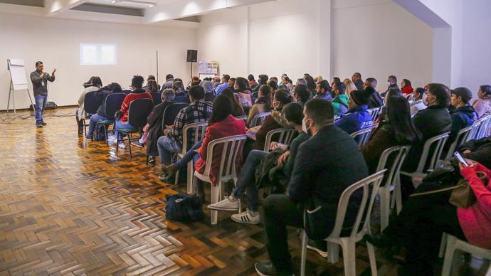 Inscritos na Cohab Curitiba, compareceram na sede da companhia para reunião de apresentação dos imóveis disponíveis. 
Curitiba, 01/07/2022.
Foto: Rafael Silva