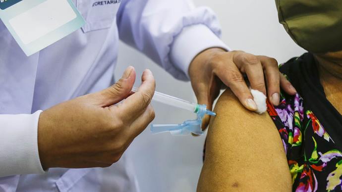Vacinação é ampliada para 3º reforço para idosos com imunossupressão. Foto: Pedro Ribas/SMCS