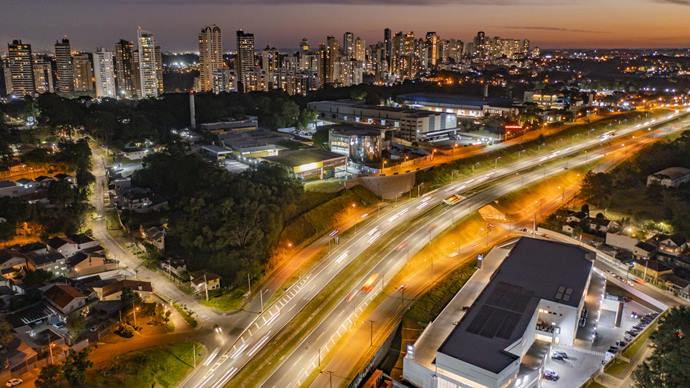 Vista aérea da BR 277 na região do Parque Barigui com iluminação modernizada em LED - Curitiba, 04/07/2022 - Foto: Daniel Castellano / SMCS
