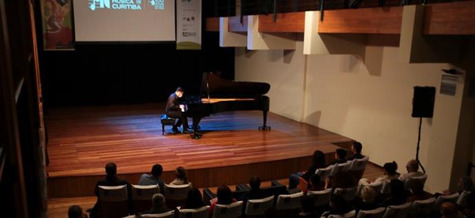 O palco da Capela Santa Maria recebeu o trompista Nikolay Genov e o pianista Cristian Budu.
Foto: Divulgação