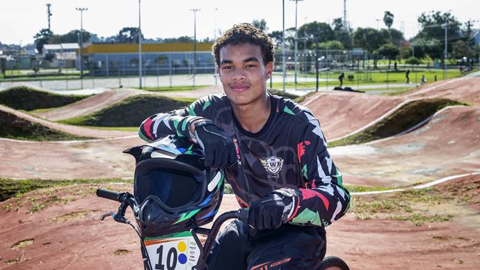 Com surgimento de novos talentos pista de BMX mais moderna do Brasil completa um ano. Na Imagem:  Miguel Silveira de 15 anos. Curitiba, 22/07/2022. Foto: Ricardo Marajó/SMCS