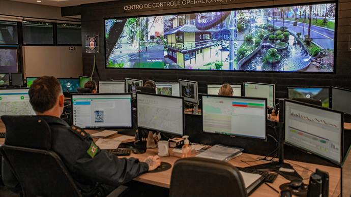Centro de Controle Operacional - Muralha Digital. Local onde são monitoradas as imagens das câmeras de vigilância distribuidas pela cidade. Curitiba, 28/07/2022 - Foto: Daniel Castellano/SMCS