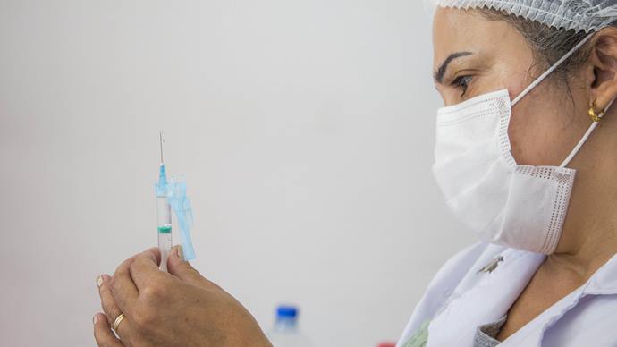 Saúde mantém vacinação contra a covid e alerta sobre atrasos nas doses de reforço. Foto: Pedro Ribas/SMCS