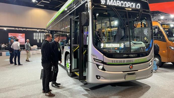Os presidentes do Ippuc, Luiz Fernando Jamur, e da Urbs, Ogeny Maia, acompanhados de equipe técnica de Curitiba, conhecem novos modelos de ônibus elétricos em evento de mobilidade em São Paulo.
Foto: Divulgação