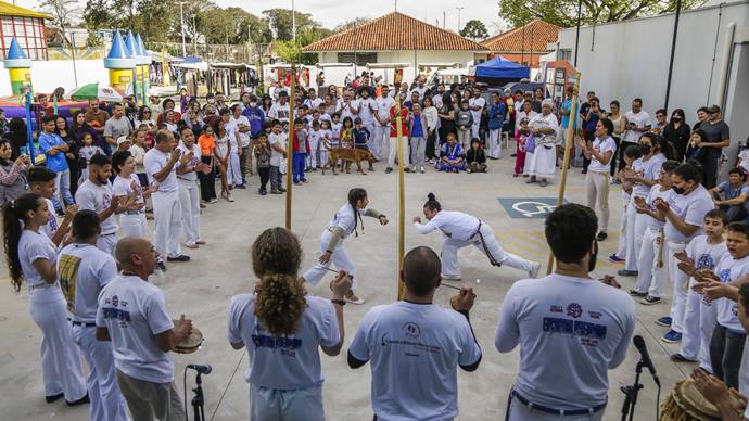 Apresentação de capoeira na Caravana Étnico Cultural, no Teatro da Vila, na CIC. Curitiba, 13/08/2022. Foto: Pedro Ribas/SMCS