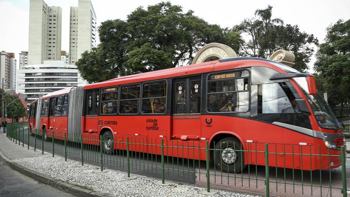 Ônibus que mudou o modo de deslocamento no transporte coletivo em Curitiba e projetou o sistema de canaletas exclusivas BRT (Bus Rapid Transport) para o mundo, o biarticulado completa 30 anos em 2022..
Foto: Luiz Costa /SMCS