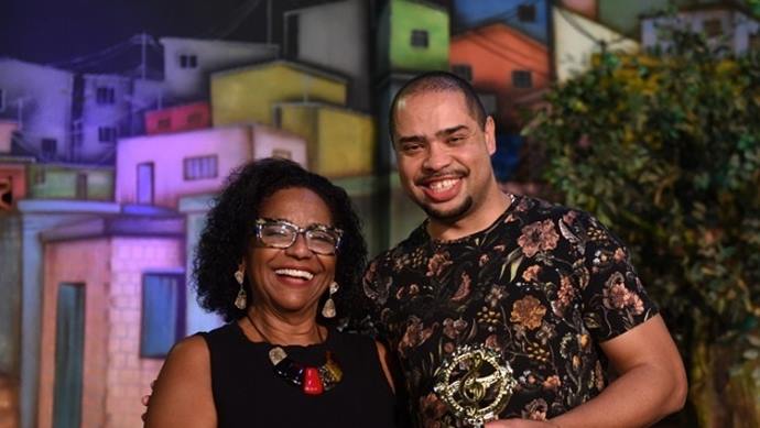 Léo Fé e o prêmio que recebeu em concurso do Museu do Samba, no Rio: "Só tinha eu de fora".
Foto: Divulgação
