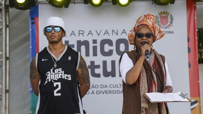 Marli Teixeira (à dir.), da Assessoria de Promoção da Igualdade Racial, durante Caravana na CIC.
Foto: Pedro Ribas/SMCS