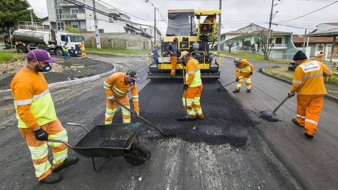 Obras de pavimentação da Rua Hugo de Barros, no Jardim das Américas. Curitiba, 21/09/2022. Foto: Pedro Ribas/SMCS