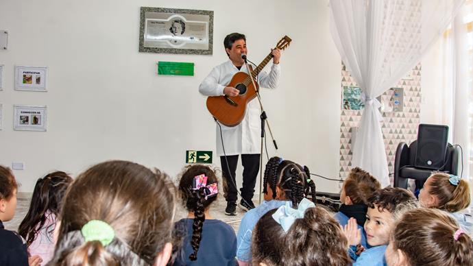 Equipe de saúde bucal, ensina os cuidados com música e atividades lúdicas no Cmei Ana Proveller no Uberaba. Curitiba, 22/09/2022.
Foto: Levy Ferreira/SMCS