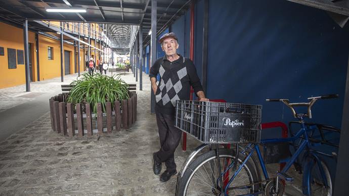 Rua da Cidadania do Boqueirão aumenta a capacidade de seus paraciclos. Na imagem: O feirante aposentado Valdir Pereira. Curitiba, 04/10/2022. Foto: Ricardo Marajó/SMCS