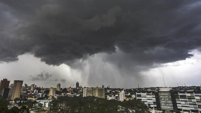 Com o aviso de tempestade emitido pelos institutos de meteorologia para a região de Curitiba, a Defesa Civil de Curitiba reforça as orientações de como o cidadão deve se comportar durante as chuvas.  Foto: Daniel Castellano/SMCS