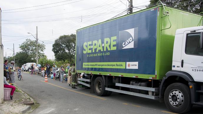 Usuários do Câmbio Verde fazem troca de lixos recicláveis na rua Ilha Bela, Vila Concórdia CIC. Foto: Levy Ferreira/SMCS
