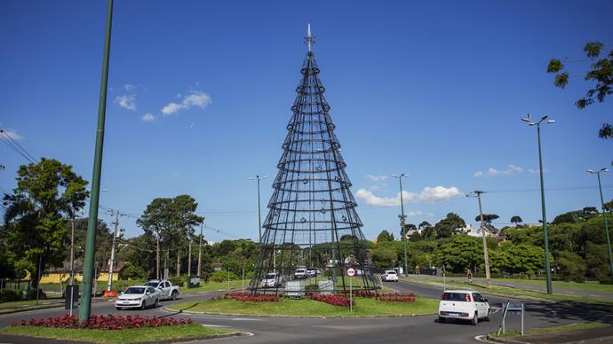 Àrvore de Natal da rrotatória da Avenida Cândido Hartmann. Curitiba, 16/11/2022.Foto: Ricardo Marajó/SMCS