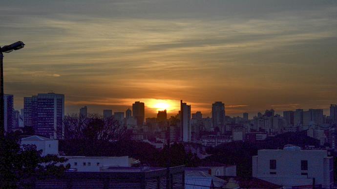 Para quem procura um belo skyline de Curitiba, a Praça das Nações oferece uma vista privilegiada, especialmente nos fins de tarde ensolarados.
Foto: Levy Ferreira/SMCS