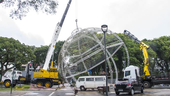 Instalação da bola de natal na Praça do Atlético, e  a montagem do carrossel no Passeio Público.
Curitiba, 22/11/2022
Foto: Levy Ferreira/SMCS
