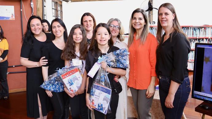 Estudantes ganham livros como premiação em concurso da Educação.
Curitiba, 23/11/2022.
Foto: Luiz Costa/SMCS