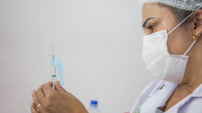 Saúde de Curitiba divulga novo cronograma de vacinação com a 4ª dose anticovid . Foto: Pedro Ribas/SMCS