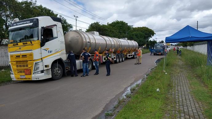 Defesa Civil de Curitiba atua na fiscalização de veículos com produtos perigosos.
Foto: Divulgação