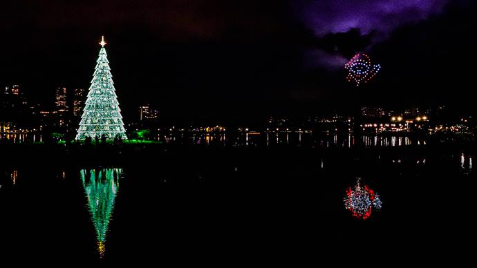 A maior árvore do Natal de Curitiba Luz dos Pinhais ficou ainda mais iluminada e um show de drones luminosos tornaram a vista noturna no Parque Barigui ainda mais encantadora. Curitiba, 10/12/2022. Foto: Hully Paiva/SMCS