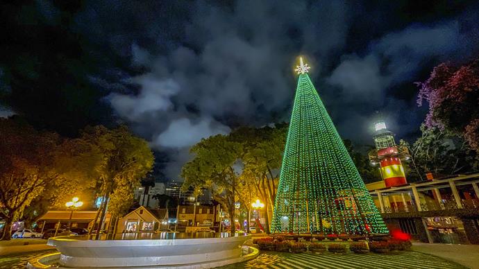 Árvore de Natal na Praça Espanha. Curitiba, 14/12/2022. Foto: Renato Próspero/SMCS