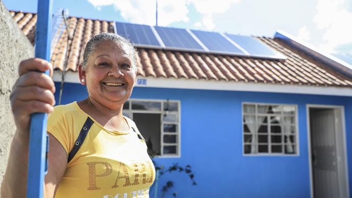 A servente de limpeza Neide Francisca Lourenço, 60 anos, recebeu um painel fotovoltaico em sua casa na Vila Bela Vista da Ordem.
Curitiba, 09/11/2022
Foto: José Fernando Ogura/SMCS