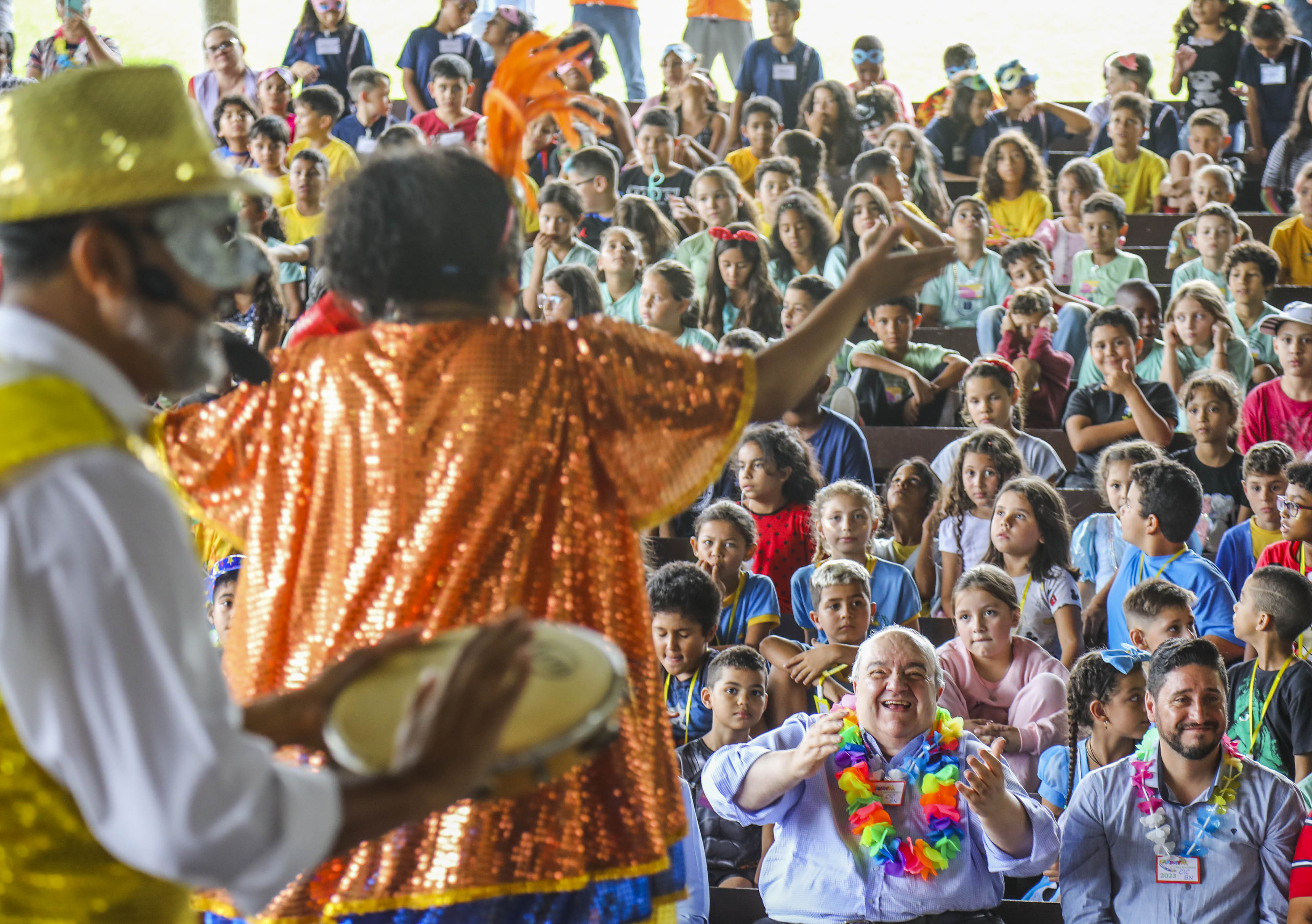 Aula de samba para crianças termina em baile carnavalesco na CIC ...