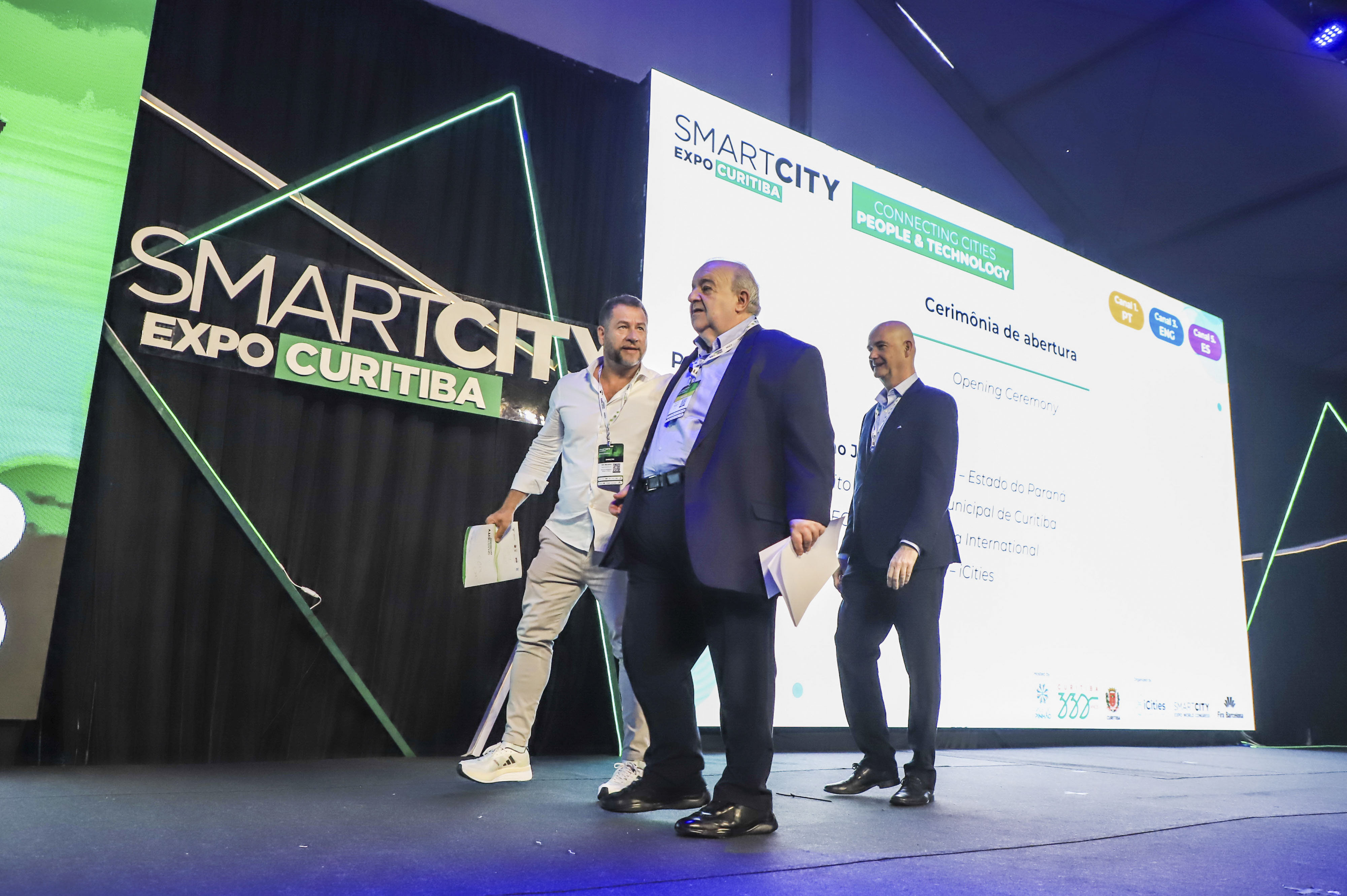 Greca experimenta realidade virtual no Smart City Curitiba que apresenta o  Bairro Novo do Caximba - Prefeitura de Curitiba