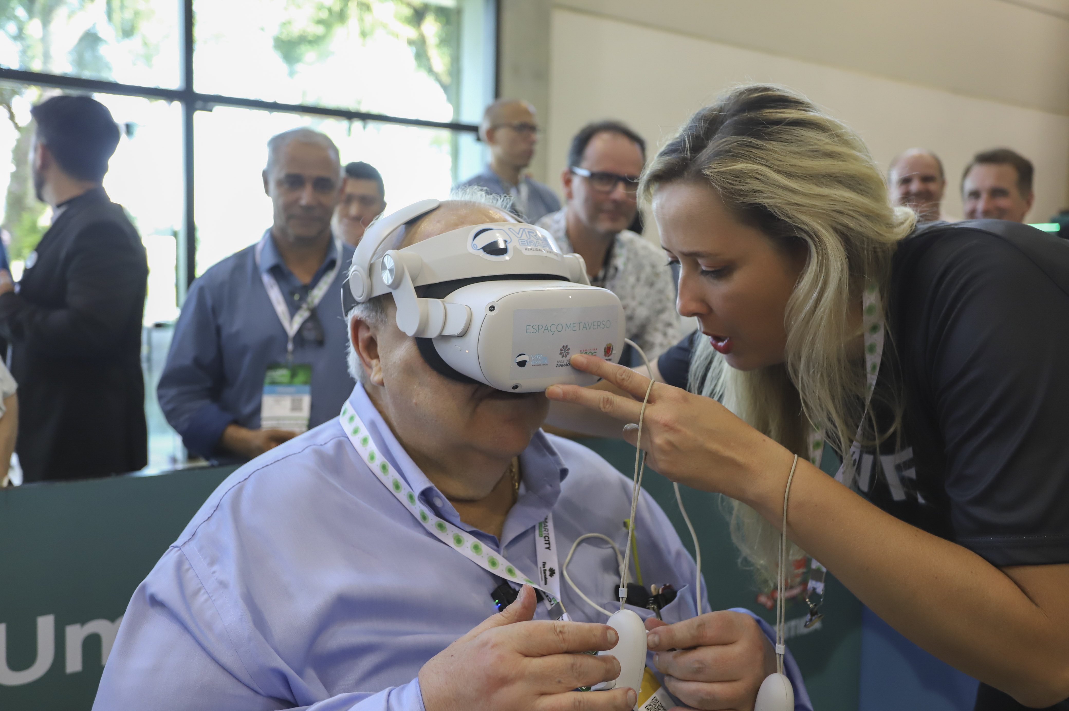 Greca experimenta realidade virtual no Smart City Curitiba que apresenta o  Bairro Novo do Caximba - Prefeitura de Curitiba