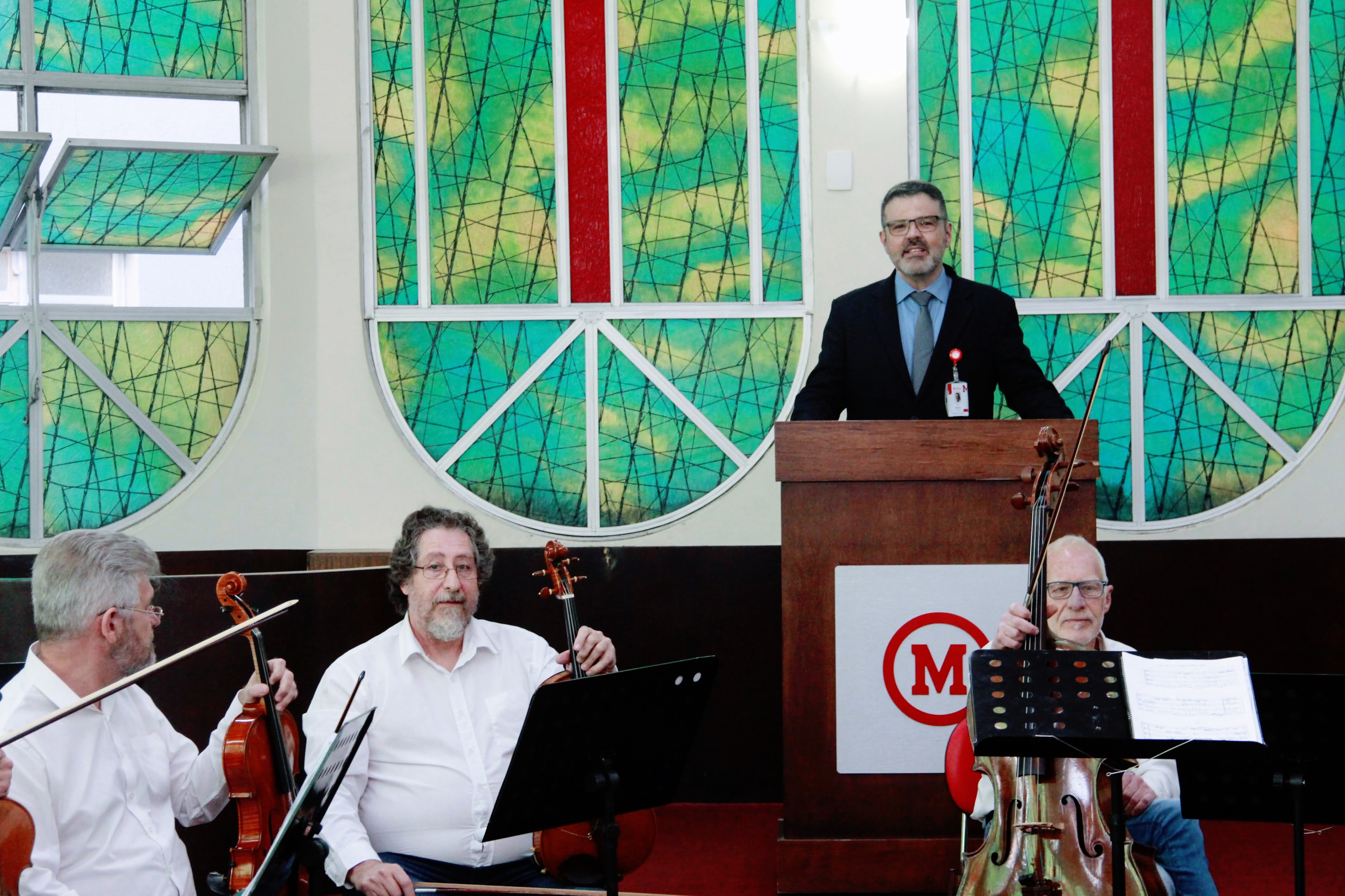 Orquestra de Câmara de Curitiba emociona pacientes e funcionários