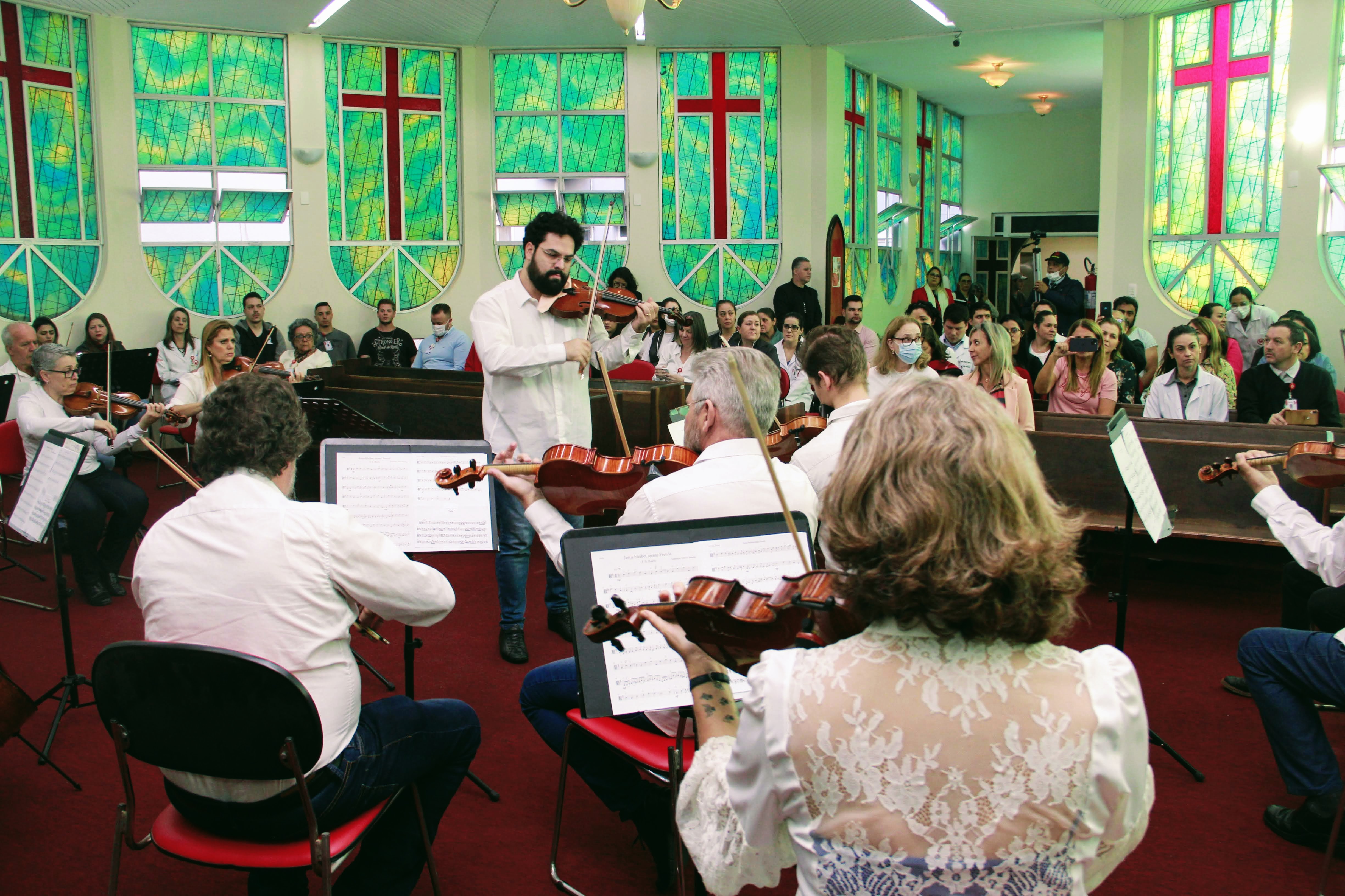 Orquestra de Câmara de Curitiba emociona pacientes e funcionários