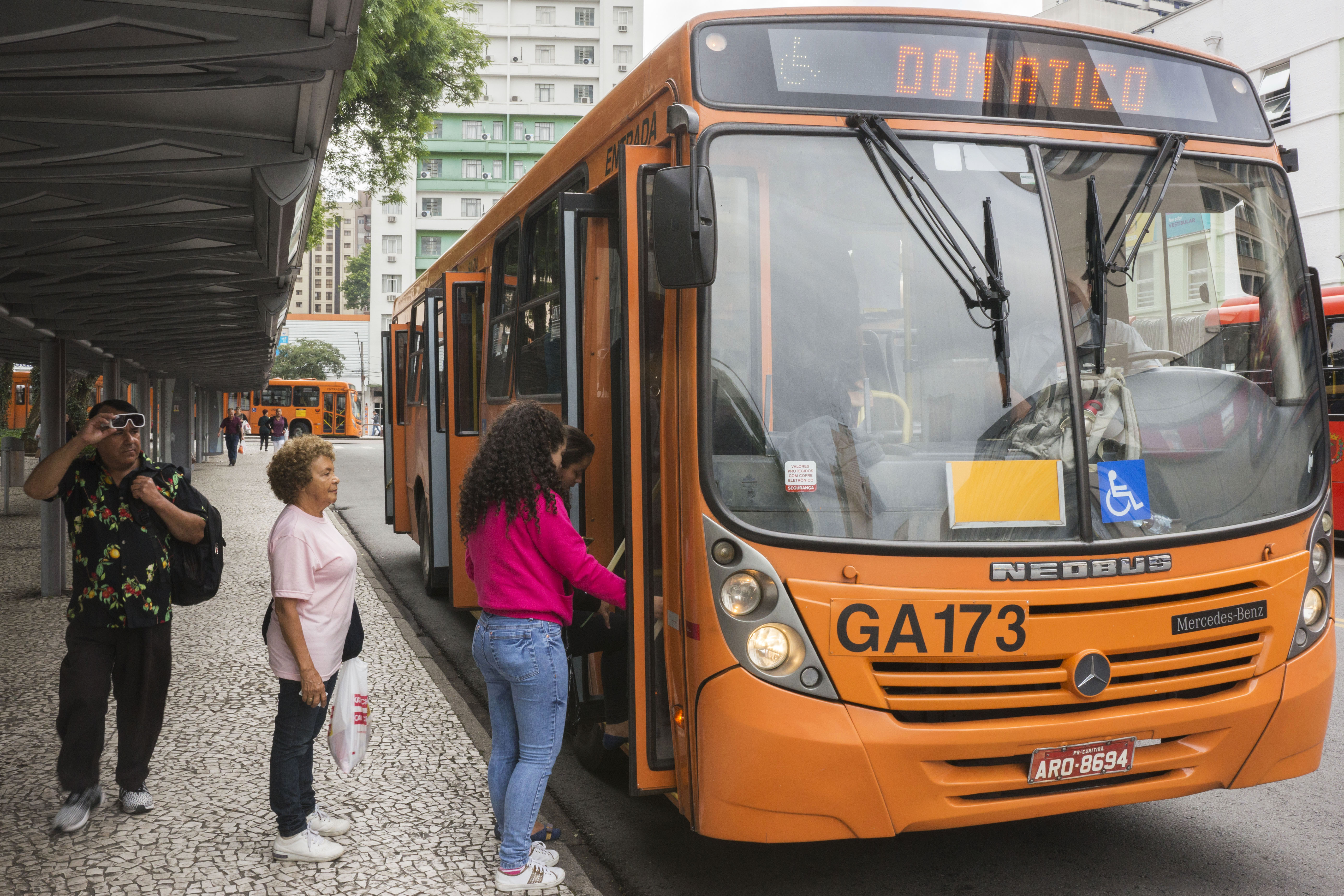 Três linhas de ônibus terão horários alterados aos sábados em