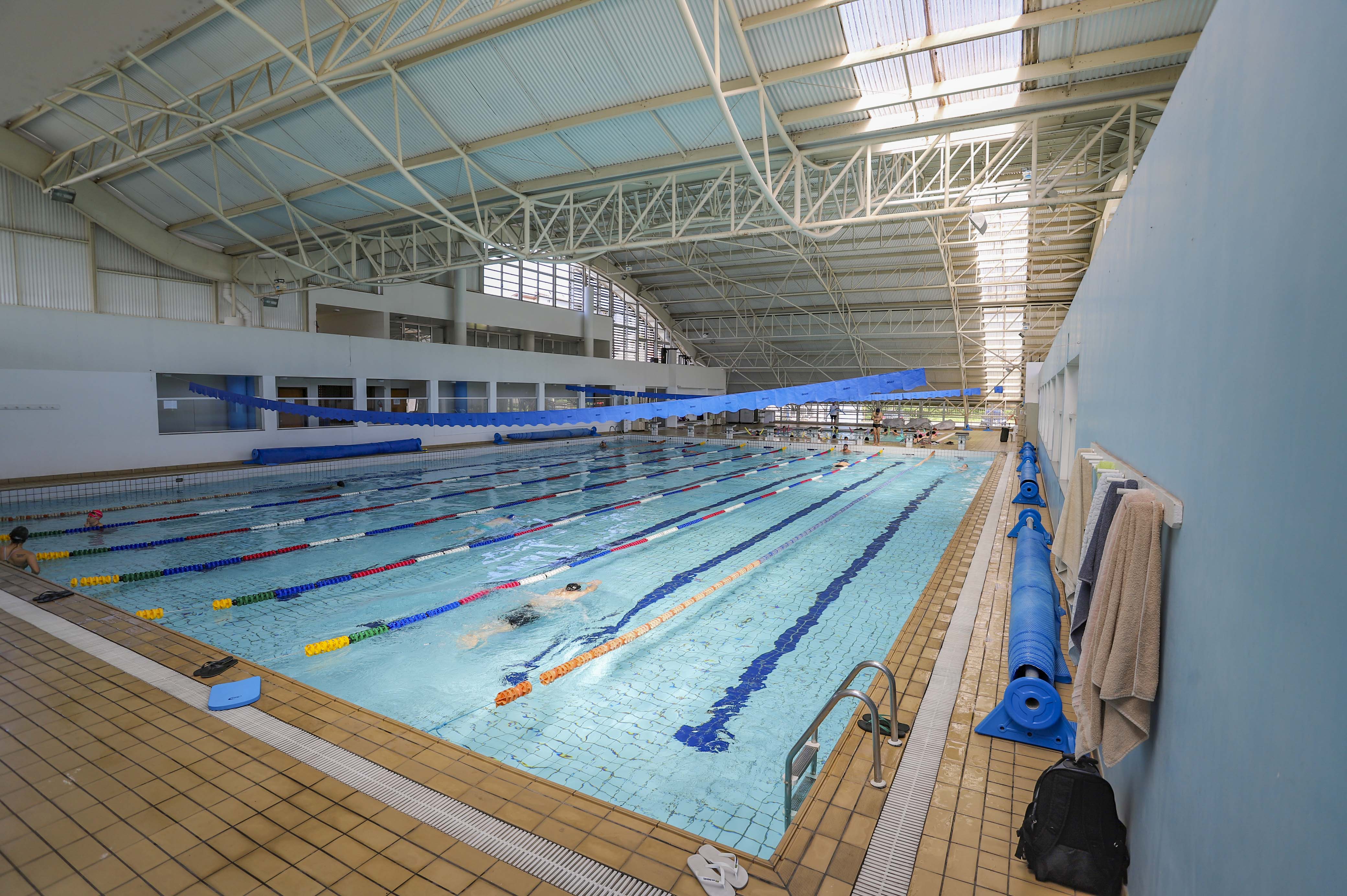 Clube oferece piscina aquecida para atividades aquáticas